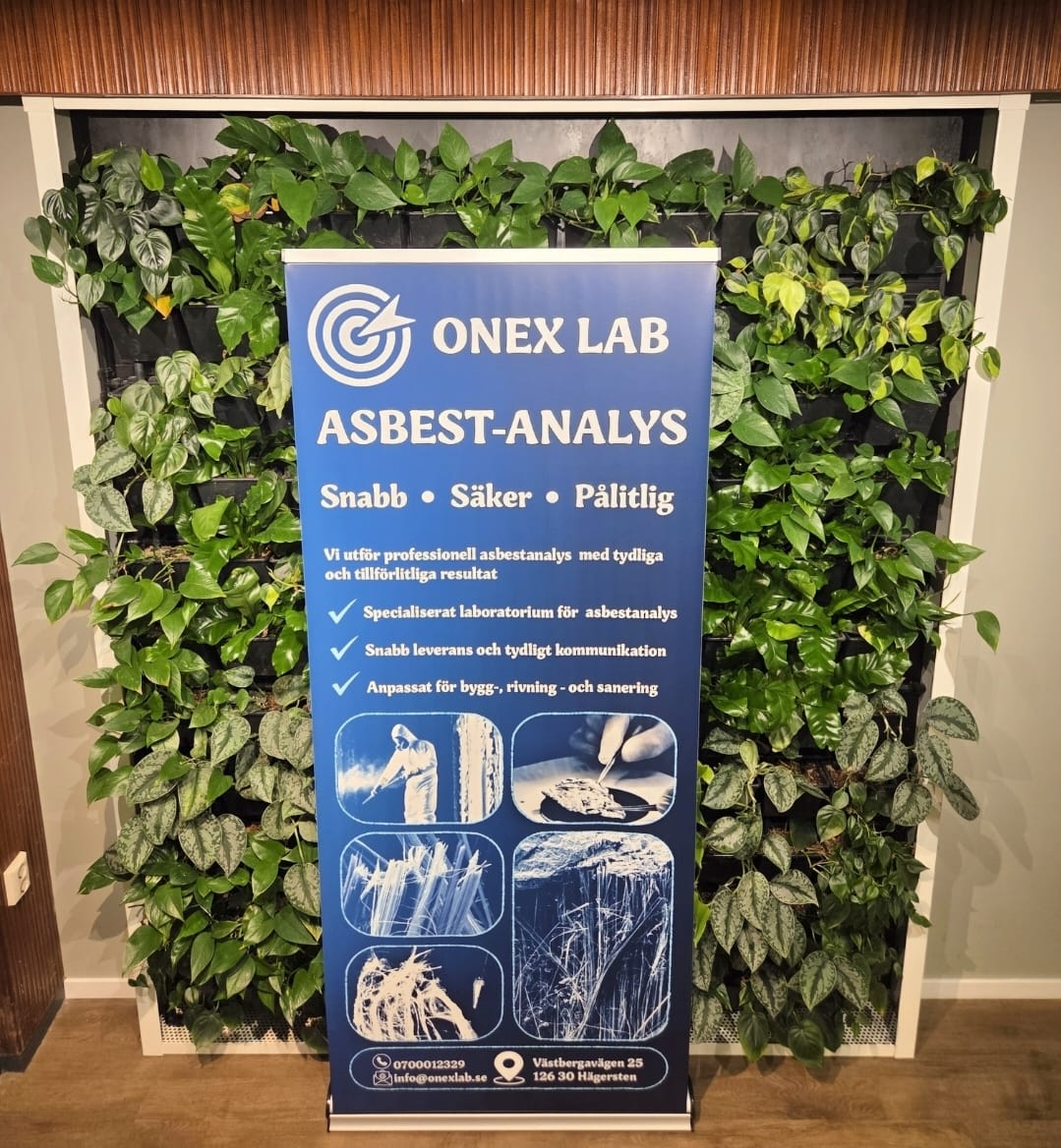 ONEX Lab – rollup ASBEST-ANALYS framför grön växtvägg